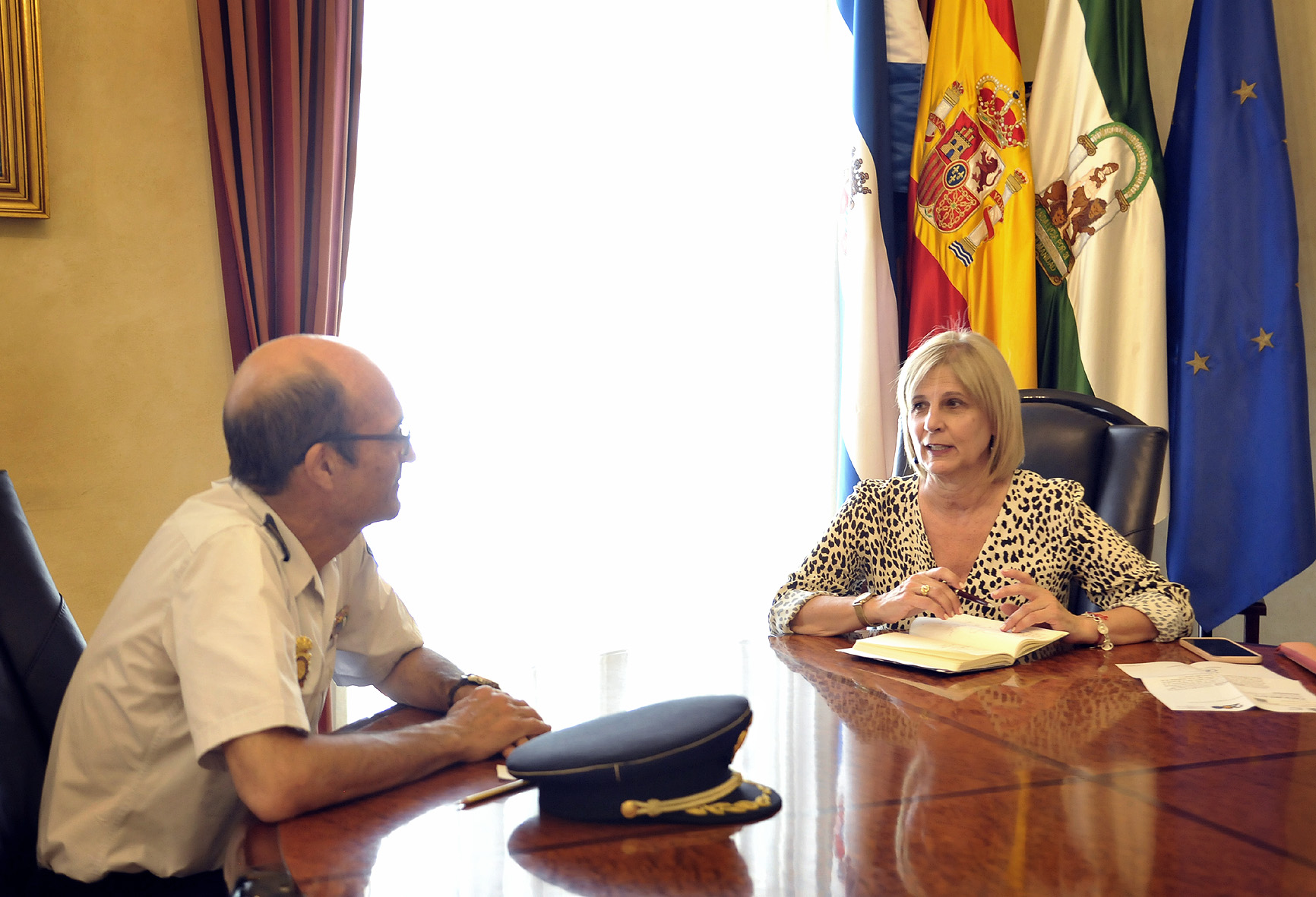 Alcaldesa con el Comisario de PN de Jerez