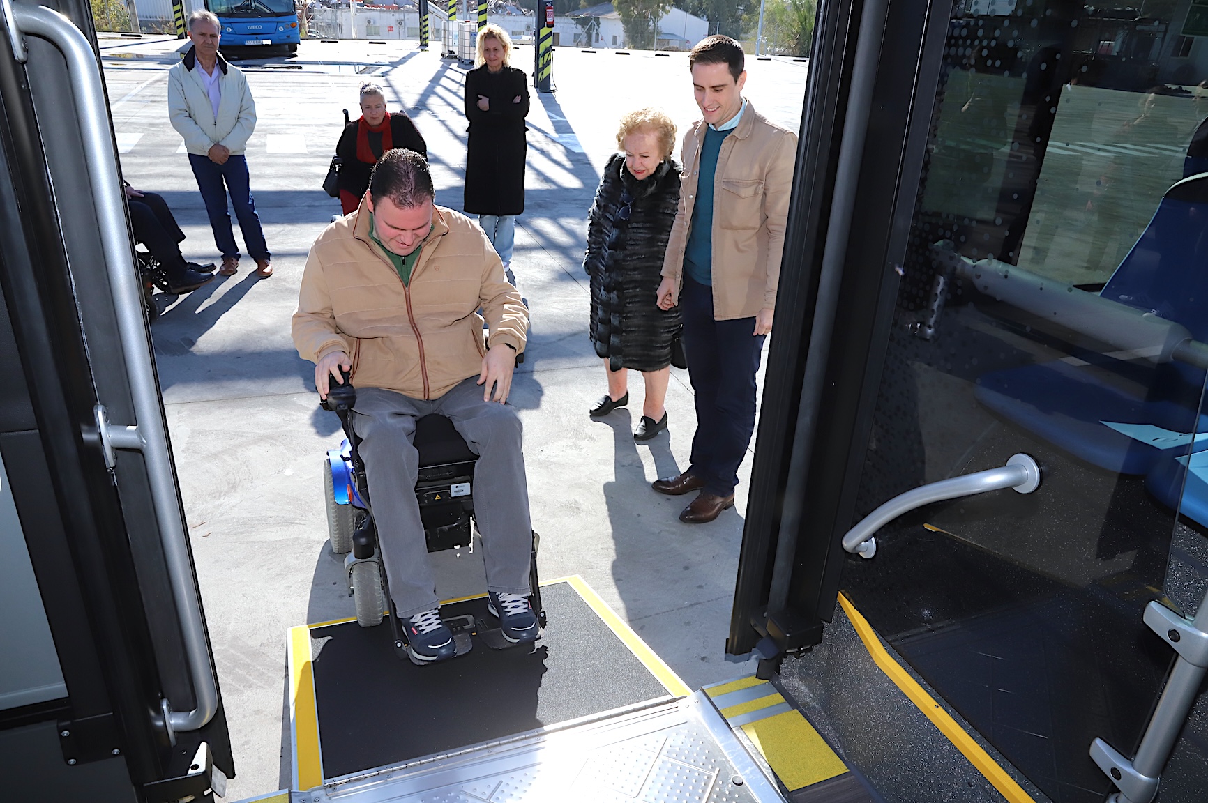 Jaime Espinar enseña a Adifi las rampas de los nuevos autobuses