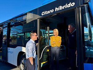 La alcaldesa supervisa uno de los nuevos autobuses urbanos
