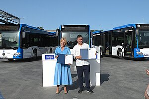 La alcaldesa firma el contrato para la modernización de los autobuses urbanos