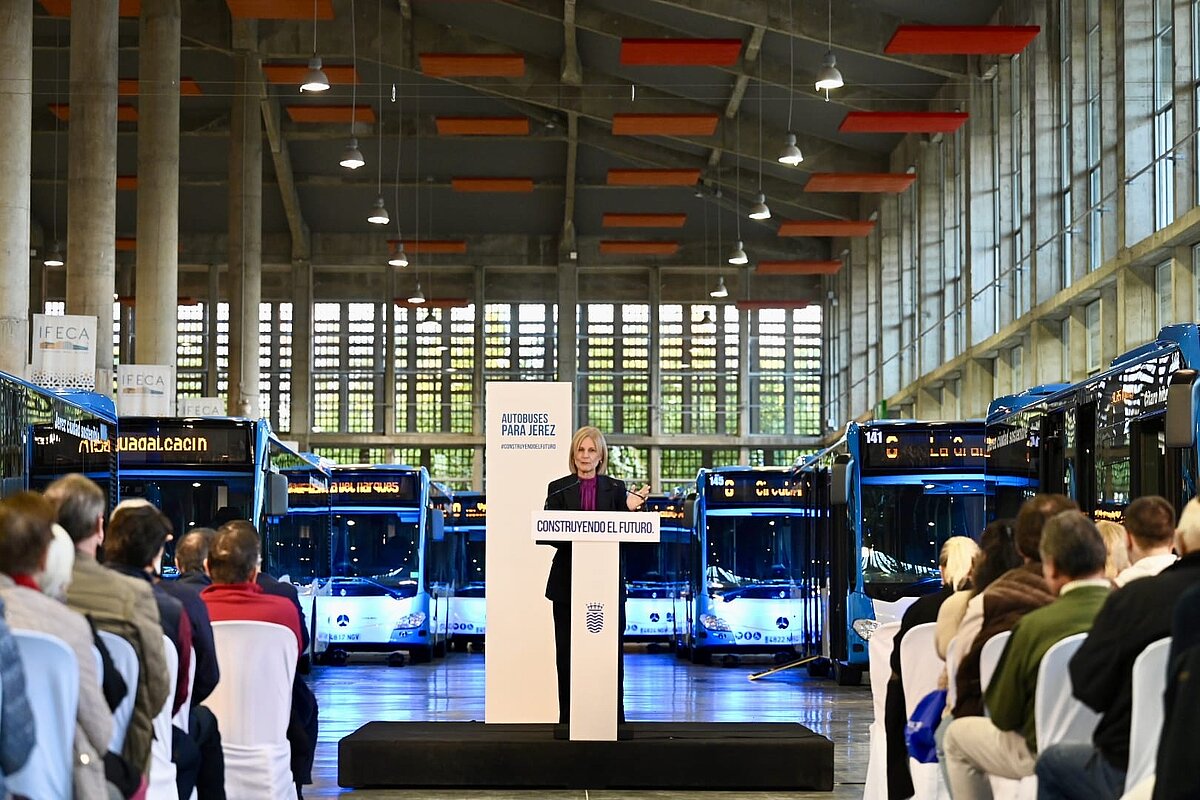 La alcaldesa presenta los autobuses nuevos, sostenibles y con la última ...